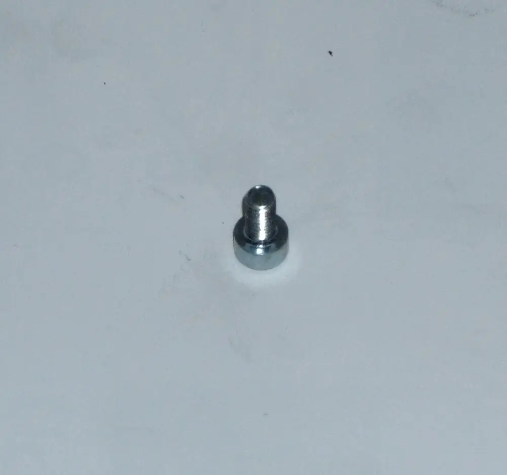 Daikin Zylinderkopfschraube aus Metall, zylindrische Form mit Gewinde, auf einer hellen Oberfläche platziert.